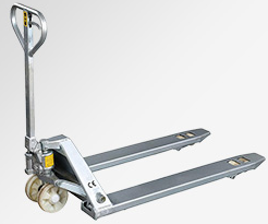 食品廠倉庫使用不銹鋼手動(dòng)液壓搬運(yùn)車裝卸貨物