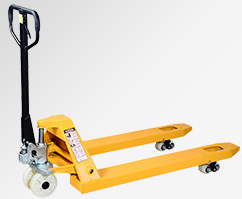 貴陽超市上貨使用手動(dòng)叉車搬運(yùn)貨物